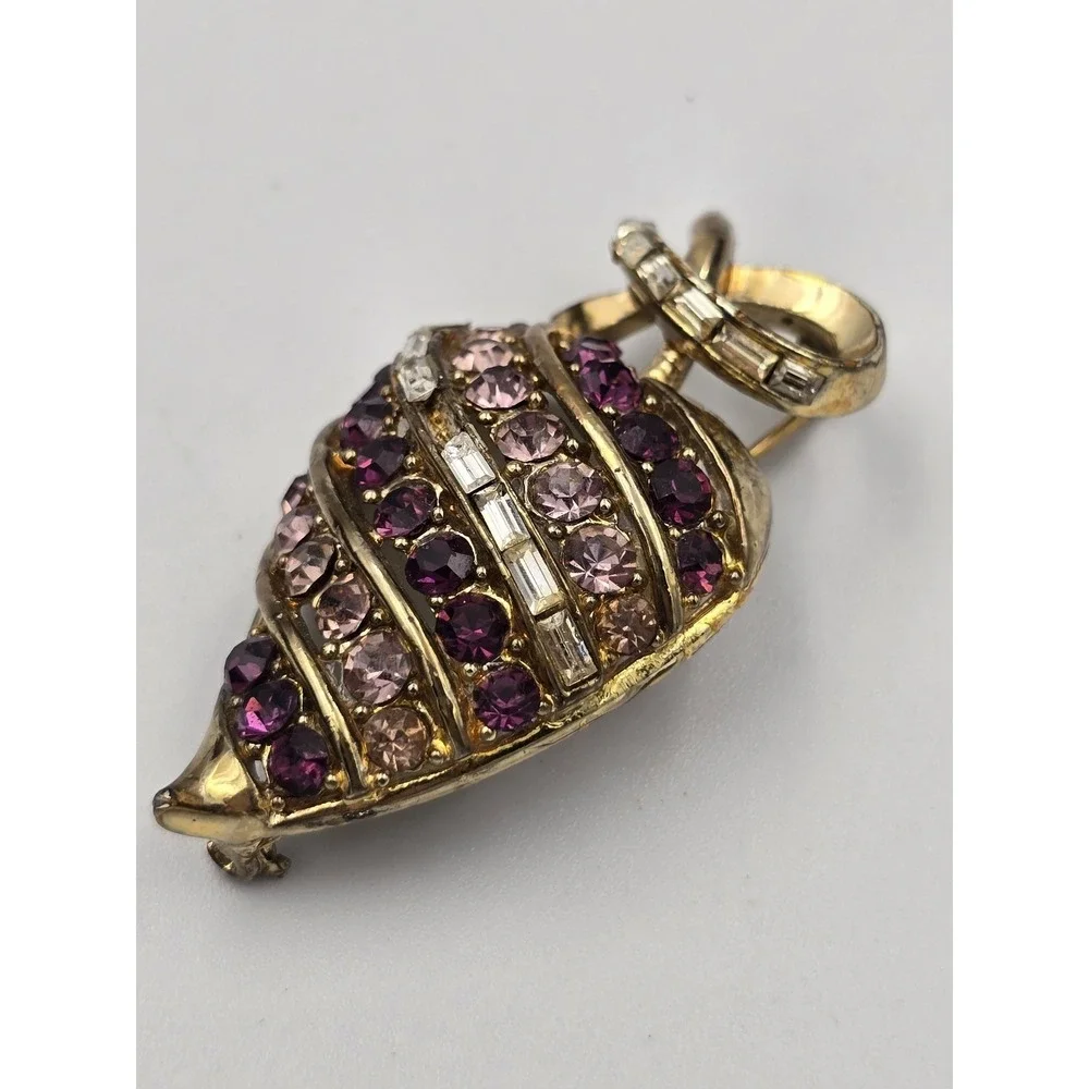 Vintage Coro‎ Strawberry Gold Tone Swirl Ribbon Brooch Pin Pendant Purple Pink